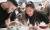 지난 23일 ‘2017 마드리드 퓨전’ 행사장에서 방문객들이 한식 디저트를 구경하고 있다. [사진 한식재단]