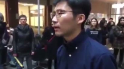 반 트럼프 시위대 향해 "여긴 도서관이야!" 소리친 아시아계 남성