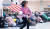 29일(현지시간) 미국 댈러스 국제공항에서 도널드 트럼프 대통령의 반이민 행정명령에 항의하는 기도 시위가 벌어진 가운데 한 소녀가 성조기를 흔들며 뛰어놀고 있다. [로이터=뉴스1]