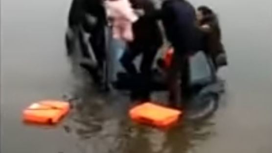 물 속으로 가라앉는 자동차서 아이 던져 구조한 아버지
