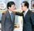 같은 날 오전 바른정당 유승민 의원(왼쪽)은 서울 대치동의 이명박 전 대통령 사무실을 찾았다. 이 전 대통령이 유 의원을 격려하고 있다. [뉴시스]