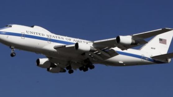 [포토 사오정] 매티스 미 국방장관 태운 날으는 '펜타곤'…오산공군 기지에 착륙