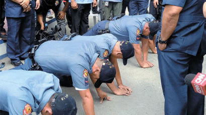[사진] 한국인 금품 갈취 필리핀 경찰 공개 얼차려