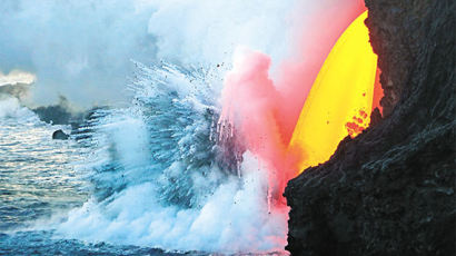 [사진] 바다로 쏟아지는 용암