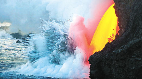 [사진] 바다로 쏟아지는 용암