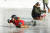 3일 눈꽃축제장을 찾은 어린이들이 얼음 썰매를 타고 있다. 장진영 기자