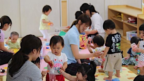 "보육원에 떨어졌다. 일본 죽어라!" 1년 만에 돌아온 日 어린이집 대란