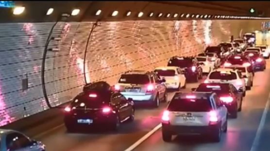 '한국 터널서 사고 나면 벌어지는 일' 동영상에…전 세계 네티즌 감동