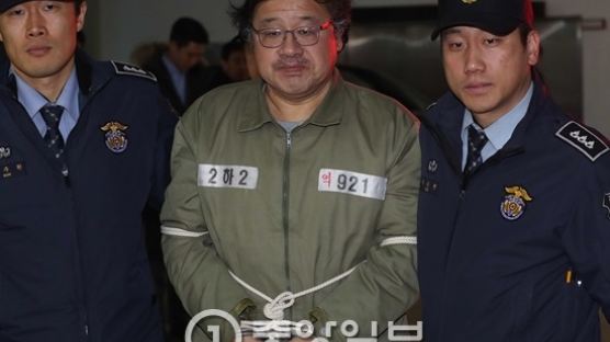 "압수수색 어려울 것 같아서"…안종범, 수첩 청와대에 숨겨놨었다