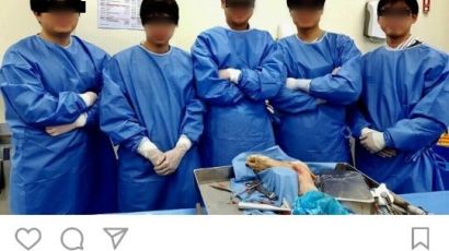 '시체와 함께 미소를?'…정형외과 의사의 황당 SNS 인증샷