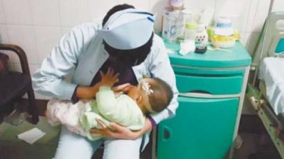 위독한 엄마 대신 아기에게 모유 수유한 간호사