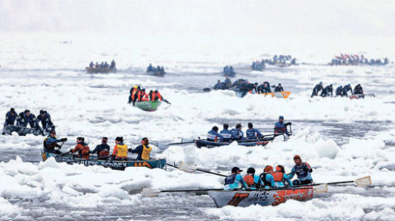 [사진] 얼음 뚫고 카누 경주