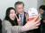 문재인 전 더불어민주당 대표(가운데)가 6일 오후 서울 노량진동 한 공무원시험학원을 방문해 수험생들을 격려한 뒤 함께 사진을 찍고 있다. [사진 장진영 기자]