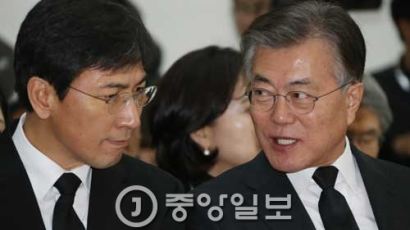 문재인, 대선 지지율 15주 연속 1위…안희정·황교안 2위 '박빙'