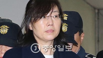 조윤선 전 장관 변호사 8명 선임…'카톡코치' 남편도 포함