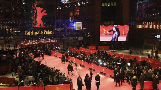 [매거진M] 베를린 영화제 개막, 디에고 루나 "트럼프의 장벽을 부수자"