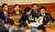 박근혜 대통령 탄핵심판 3차 변론에서 국회 측 황정근(사진 앞줄 왼쪽) 변호사가 탄핵소추위원장인 권성동 의원과 증인신문 전략을 논의하고 있다.