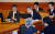 박 대통령 측 이중환 변호사(사진 왼쪽)가 7차 변론 시작 전 서성건 변호사와 변론 쟁점을 점검하고 있다.