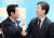 유승민 의원(오른쪽)과 남경필 경기지사가 12일 서울 여의도 당사에서 이야기하고 있다. [뉴시스]
