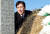 안희정 충남지사는 12일 광주 국립 5·18민주묘지를 찾아 고(故) 윤상원·박기순씨의 묘비를 살펴보고 있다. [뉴시스]