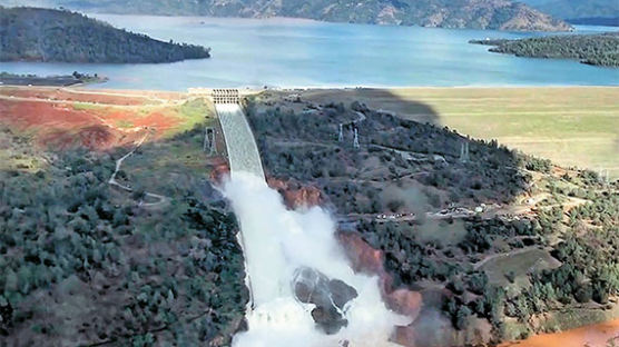 [사진] 234m 미국 최고 높이 댐 배수로 균열, 20만 명 대피령 