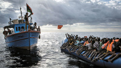 [사진] ‘리비아 어부와 난민’ 올해의 보도사진