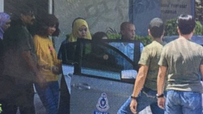 [북 김정남 피살]여성 용의자 체포 장면 공개돼…노란색 셔츠에 청바지 차림으로 끌려가