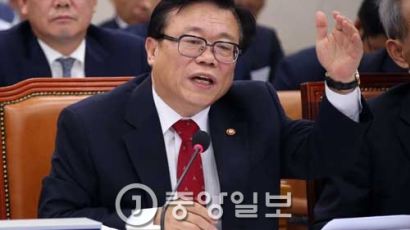 박근혜 정부 장관 출신에게 자리 내주며 영입한 안희정
