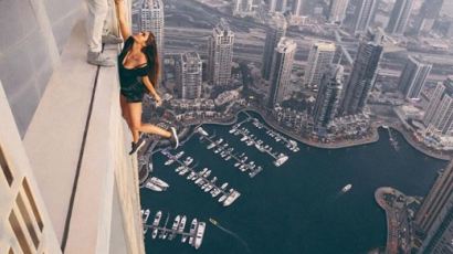 '인스타 사진' 찍으려 300m 빌딩에 매달린 여자
