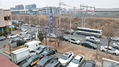 근로자 10만 명에 주차 공간 1만대 뿐 … 차로 50m 가는데 20분