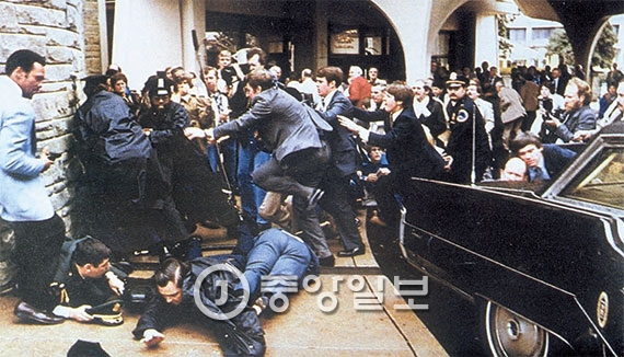 1981년 3월 30일 로널드 레이건 미국 대통령이 존 헝클리에게 저격당한 직후 경호원들이 범인을 제압하고 있다. [중앙포토]