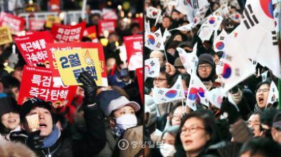 촛불집회 "연인원 70만명 광화문에"…태극기집회 "우리는 250만"