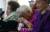 경기도 광주시 일본군 위안부 피해자 쉼터 나눔의집에서 할머니들이 이야기를 나누다 눈물을 흘리고 있다. [중앙포토]