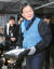 유승민 의원이 20일 서울 구로동 한 아파트 실버택배사업단에서 배송물품을 옮기고 있다. [뉴시스]