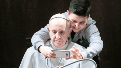 [사진] 교황과 함께 셀카