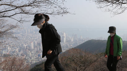 “항상 마스크 쓰면 의사소통 능력 저하돼 우울증 위험” 일본 정신과 의사 분석
