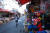 21일 서울 창신동 문구·완구 거리의 한산한 모습. 상인들은 “문방구 감소, 대형마트와 인터넷 쇼핑이 늘면서 매출이 크게 줄고 있다”고 말했다. [사진 우상조 기자]