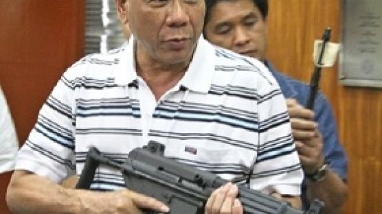 필리핀 전직 경찰 "두테르테 지시로 암살단 운영"