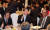 안철수 전 국민의당 대표가 23일 서울 역삼동 한국과학기술회관 아나이스 홀에서 열린 국민과 함께하는 전문가광장 창립대회에 참석해 최상용 고려대 명예교수(왼쪽)과 표학길 서울대 명예교수(오른쪽)과 대화를 나누고 있다. 우상조 기자