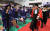 제71회 서울대학교 학위수여식이 24일 오후 2시 관악캠퍼스 종합체육관에서 열렸다. 성낙인 서울대학교 총장(오른쪽 둘째)이 입장하고 있다.