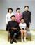 김정남(첫째줄 오른쪽)이 유년 시절 아버지 김정일, 이모 성혜랑(둘째줄 왼쪽), 이종사촌인 이한영(둘째줄 오른쪽)과 찍은 사진