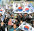 박근혜 대통령 탄핵 찬반 집회가 지난 25일 서울 세종로에서 각각 열렸다. 반대 집회 참가자들이 대한문 앞에서 태극기를 흔들고 있다. [사진 강정현 기자]