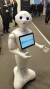 27일(현지시간) 스페인 바르셀로나에서 열리고 있는 MWC 전시장 곳곳에는 로봇을 만날 수 있다. 사진은 일본 소프트뱅크의 '페퍼'가 프랑스 보안 솔루션 기업인 ‘오버츄어 테크놀로지’ 전시를 안내하는 모습. 바르셀로나=하선영 기자