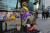 시민들이 서울 종로구 중학동 주한 일본대사관 앞 '평화의 소녀상'에 담요를 덮어 주고 한일 협상에 반대하는 글을 붙여 놓았다. [중앙포토]
