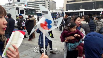 'OO대 구국동지회''OO고 애국동지회' 각종 깃발·소품 등장한 태극기 집회