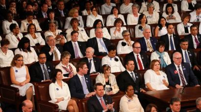 민주당 의원들이 트럼프 연설에 흰옷을 입은 이유는?