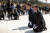 지난해 총선 당시 5·18민주묘지를 찾은 문재인 전 대표와 김대중 전 대통령 3남 김홍걸 국민통합위원장이 무릎을 꿇고 참배하고 있다. [중앙포토] 