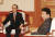 2003년 11월 10일 노무현 대통령으로부터 임명장을 받고 환담하고 있는 전윤철 당시 신임 감사원장. [중앙포토] 