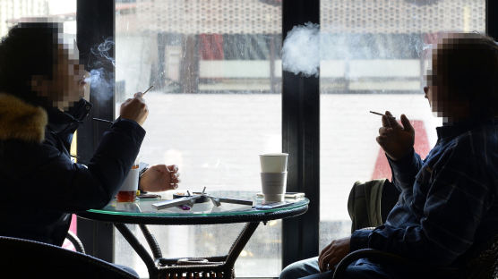[르포]"커피숍서 버젓이 담배 뻐끔"…법망 피해 전국 곳곳 등장한 흡연카페 가보니