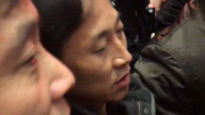 추방된 이정철 베이징 도착…공항서 기자들 피해 빠져나가